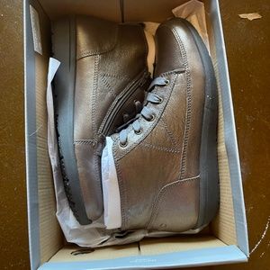 VIONIC Shawna Pewter zipper boots NIB size 9